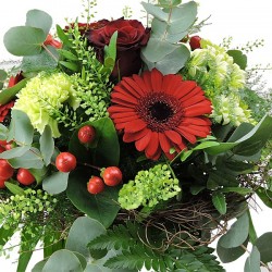 rot-grüner Blumenstrauss mit roten Rosen